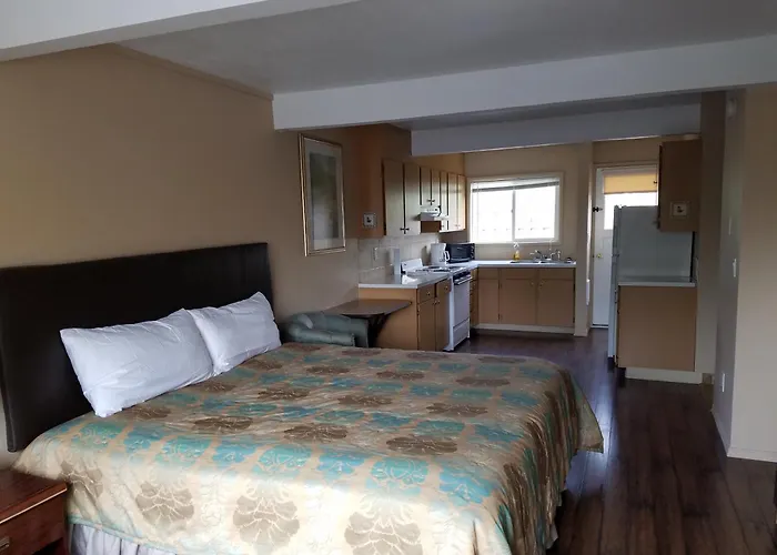 Motel: Townhouse Inn & Suites